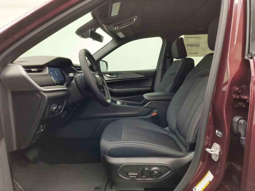 New 2025 Jeep Grand Cherokee LAREDO X 4X4 Sport Utility