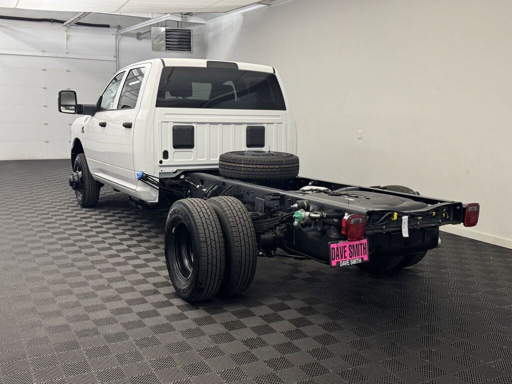 New 2025 Ram 3500 Chassis Cab 3500 TRADESMAN CREW CAB CHASSIS 4X4 60' CA Pickup