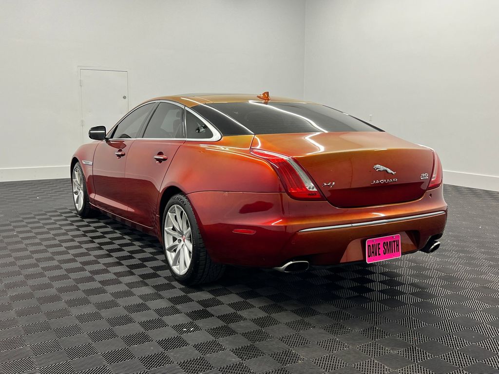 XJ Base W/ AWD Sedan