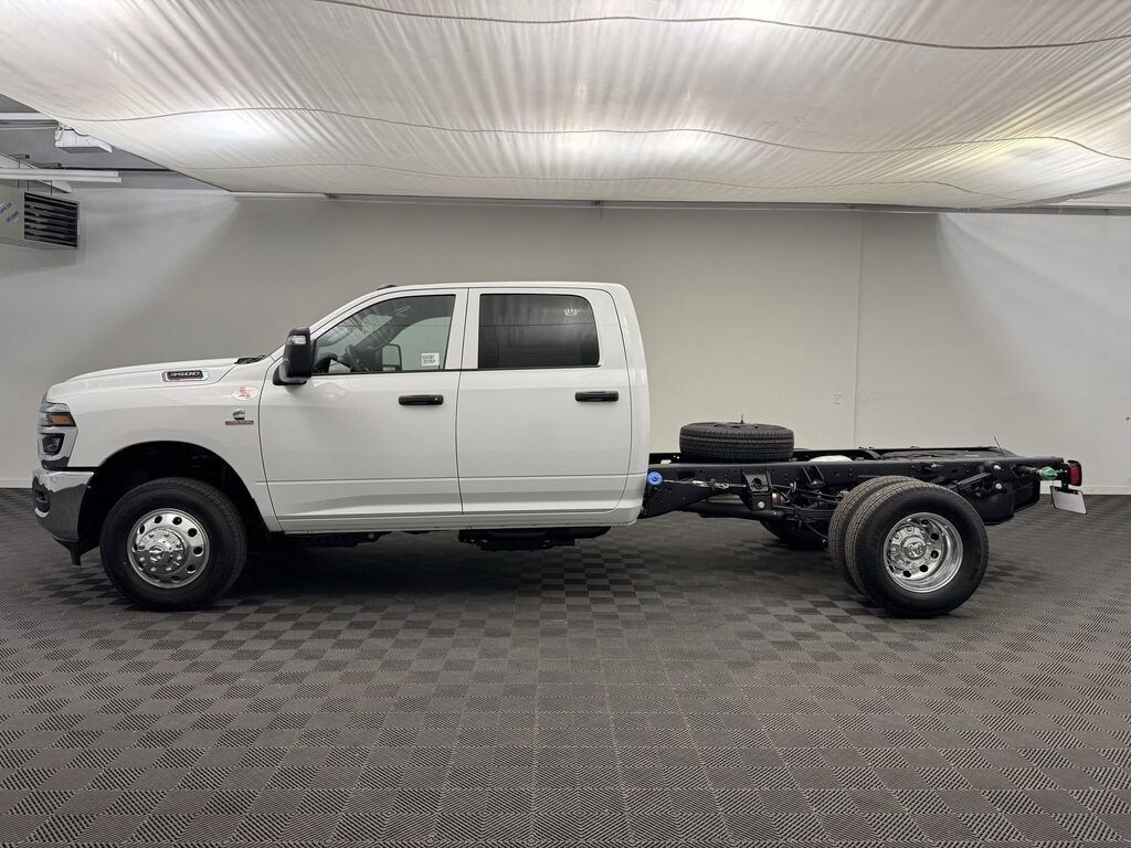 New 2025 Ram 3500 Chassis Cab 3500 TRADESMAN CREW CAB CHASSIS 4X4 60' CA Pickup