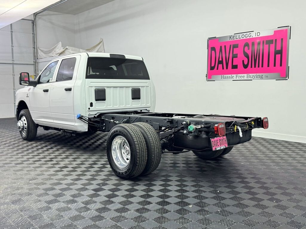 New 2025 Ram 3500 Chassis Cab 3500 TRADESMAN CREW CAB CHASSIS 4X4 60' CA Pickup