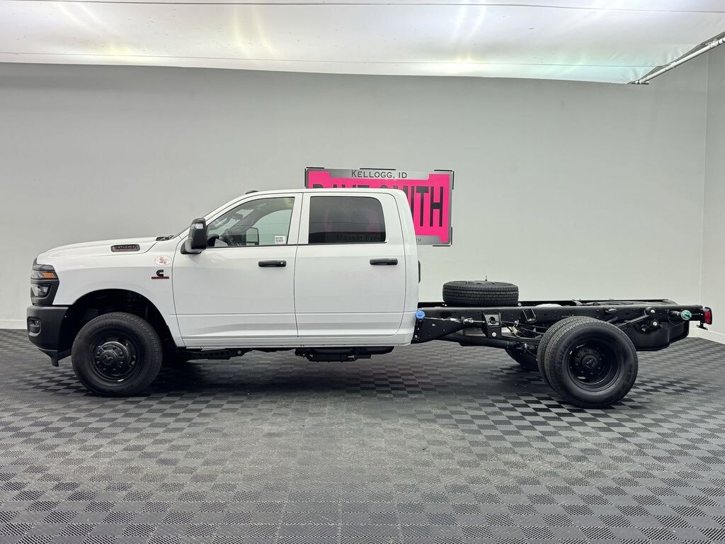 New 2025 Ram 3500 Chassis Cab 3500 TRADESMAN CREW CAB CHASSIS 4X4 60' CA Pickup