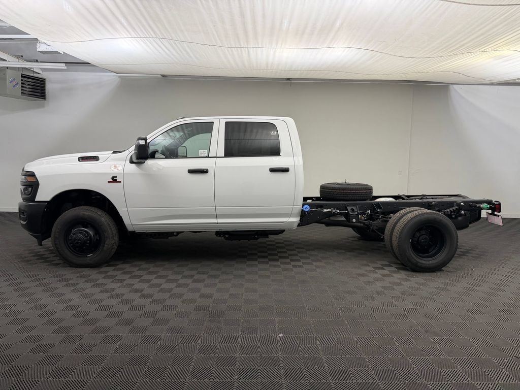 New 2026 Ram 3500 TRADESMAN CREW CAB CHASSIS 4X4 60' CA Pickup