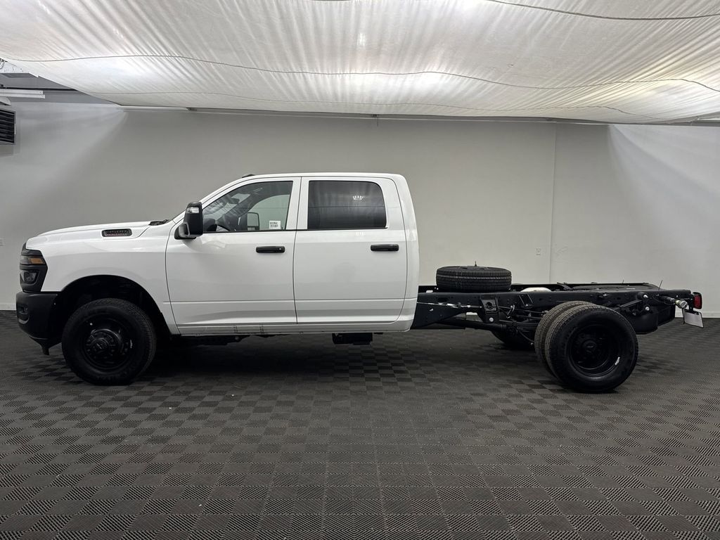 New 2025 Ram 3500 Chassis Cab 3500 TRADESMAN CREW CAB CHASSIS 4X4 60' CA Pickup