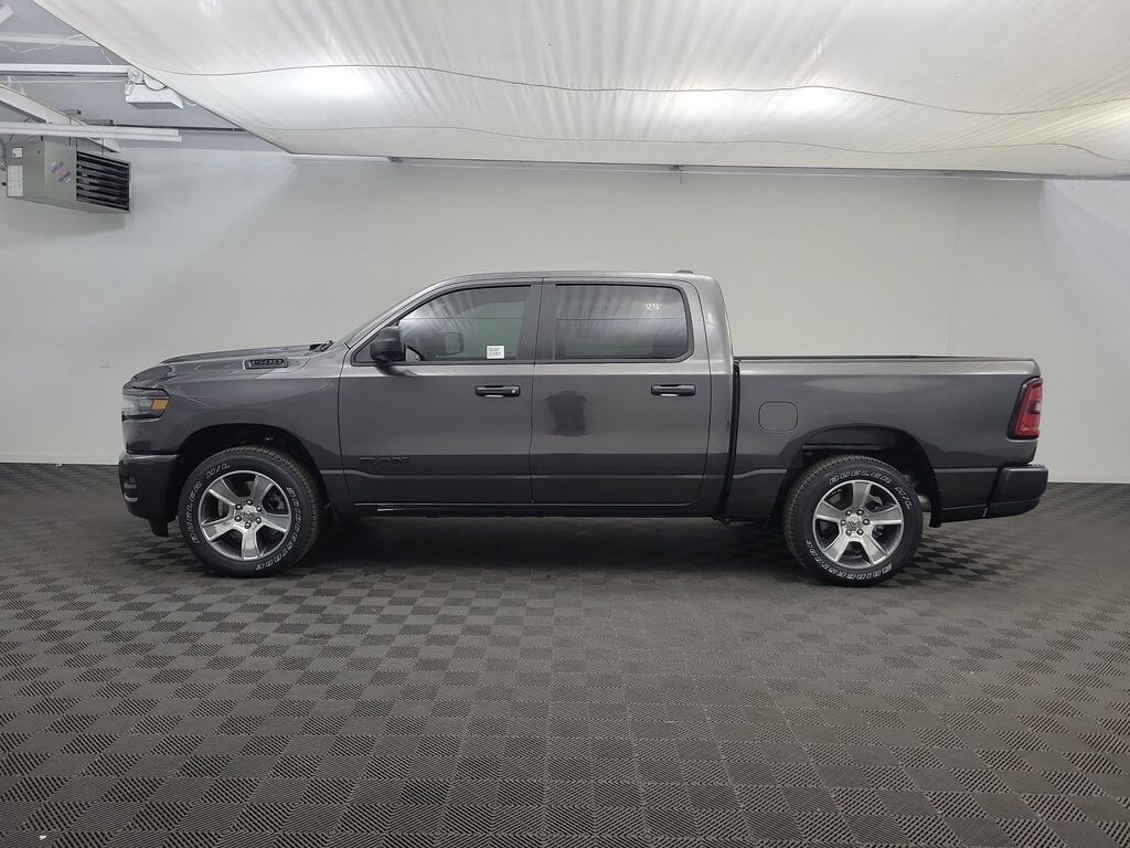 New 2026 Ram 1500 EXPRESS CREW CAB 4X4 5'7 BOX Pickup