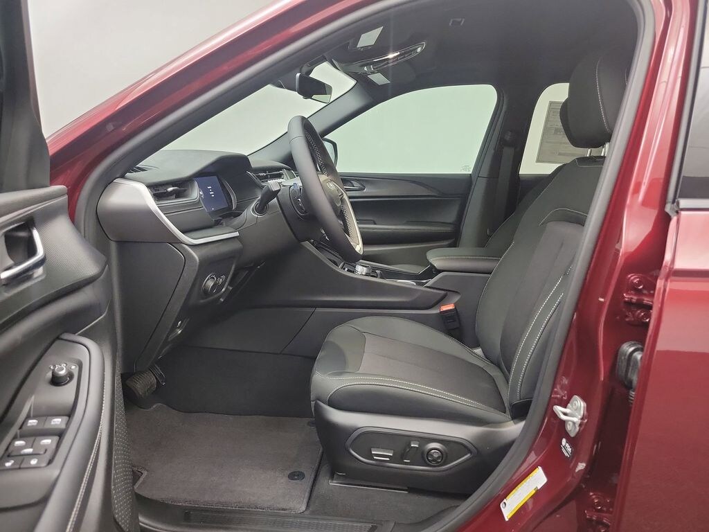 New 2025 Jeep Grand Cherokee LAREDO X 4X4 Sport Utility