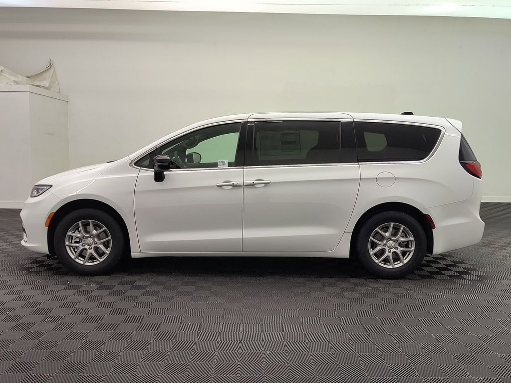 2026 Chrysler Pacifica photo 2