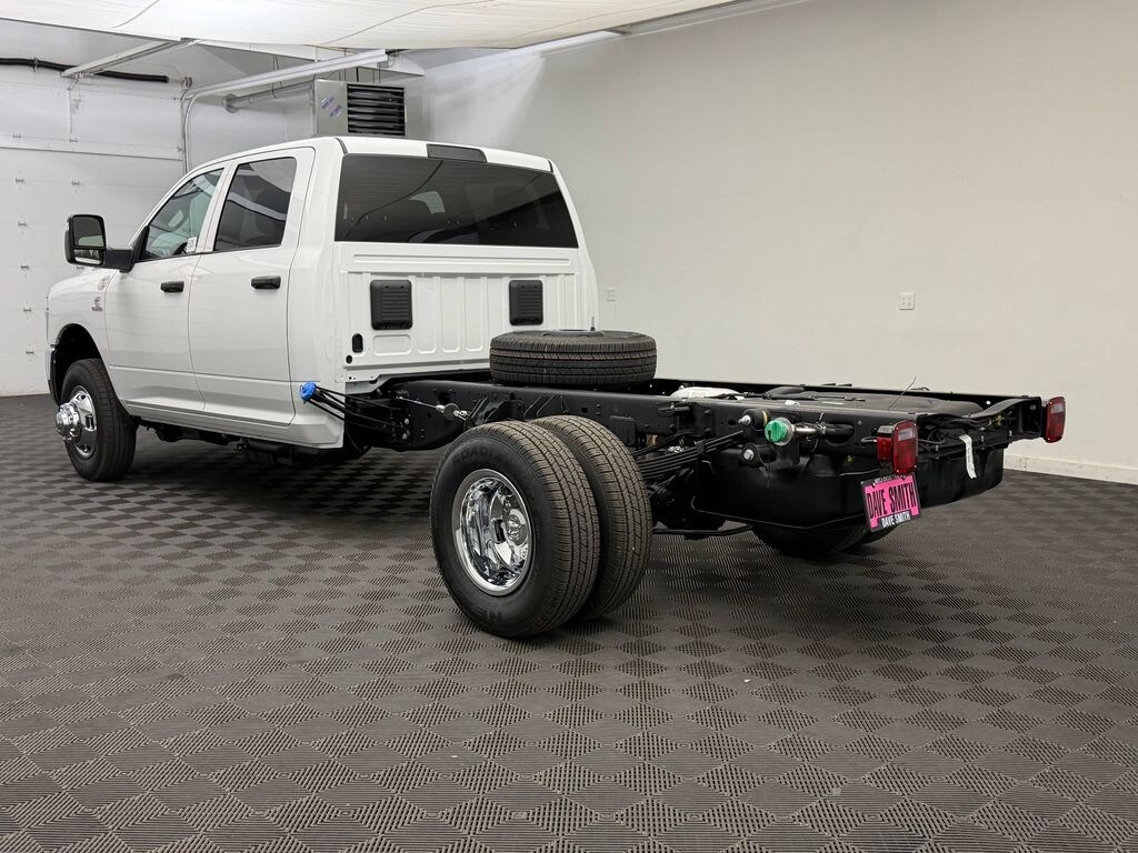 New 2026 Ram 3500 Chassis Cab TRADESMAN CREW 4X4 60' CA Pickup