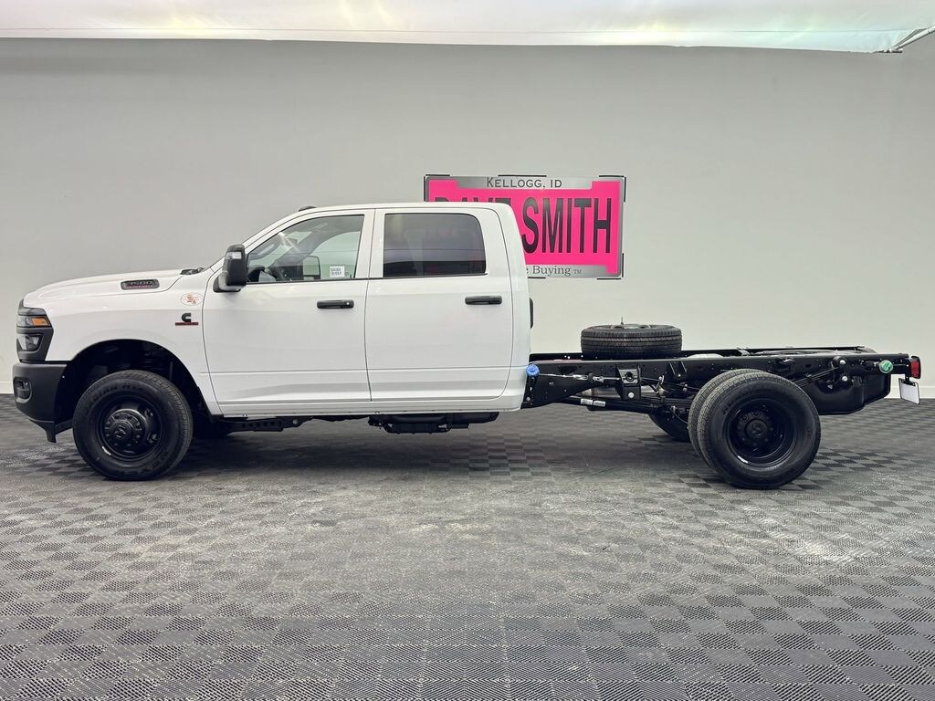 New 2025 Ram 3500 Chassis Cab 3500 TRADESMAN CREW CAB CHASSIS 4X4 60' CA Pickup