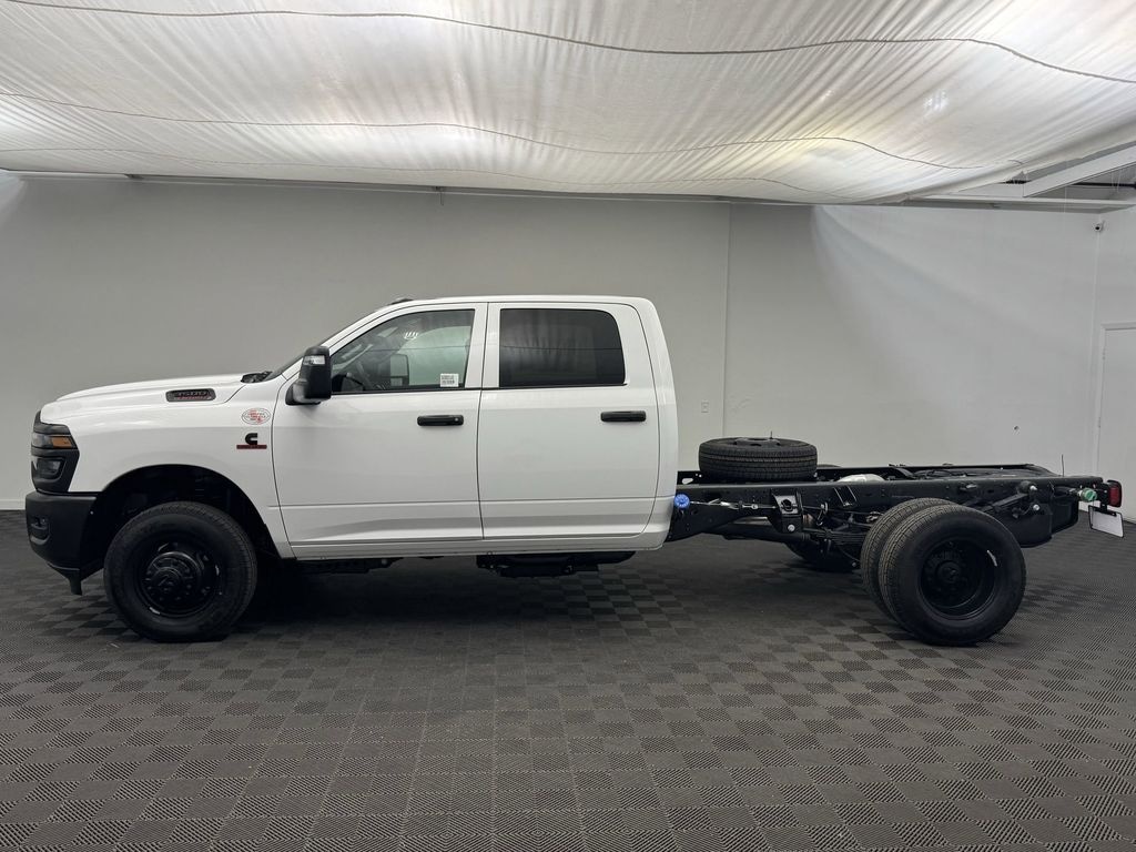 New 2025 Ram 3500 Chassis Cab 3500 TRADESMAN CREW CAB CHASSIS 4X4 60' CA Pickup