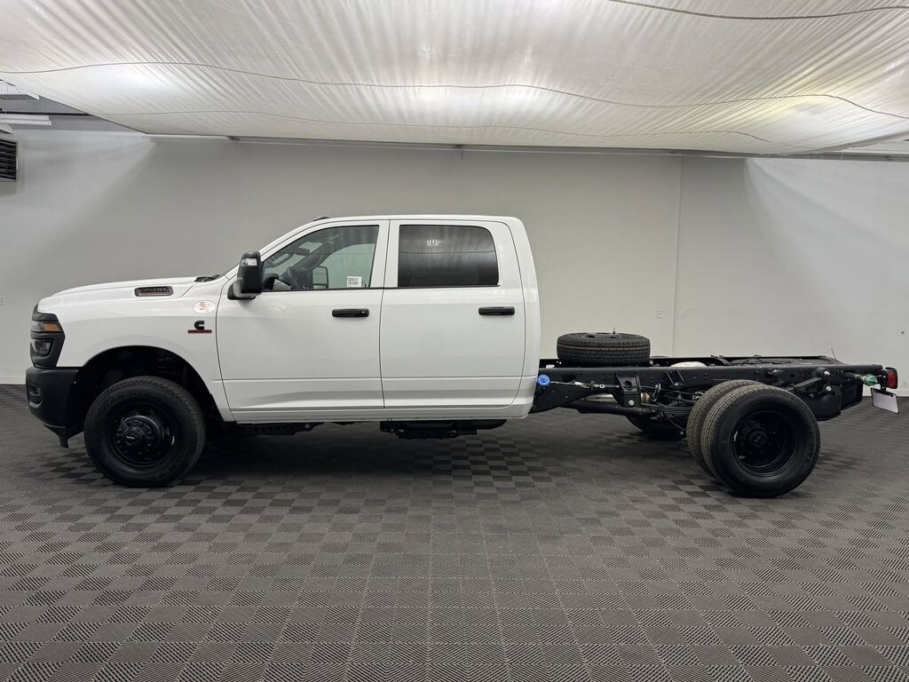 New 2025 Ram 3500 Chassis Cab 3500 TRADESMAN CREW CAB CHASSIS 4X4 60' CA Pickup