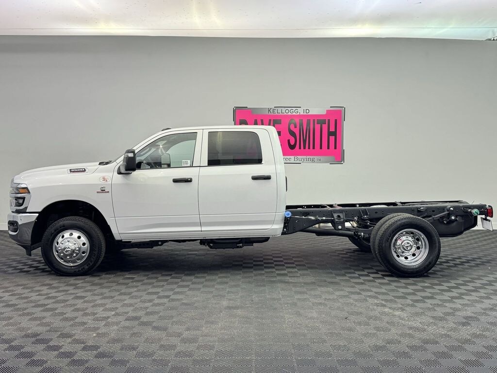 New 2025 Ram 3500 Chassis Cab 3500 TRADESMAN CREW CAB CHASSIS 4X4 60' CA Pickup