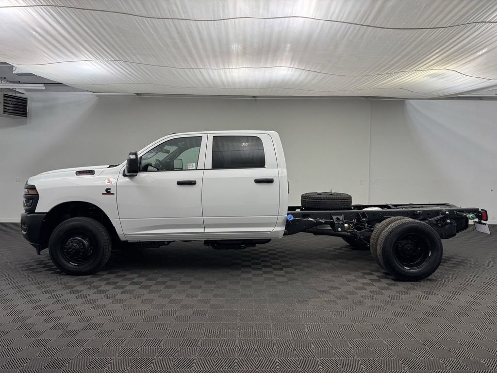 New 2025 Ram 3500 Chassis Cab 3500 TRADESMAN CREW CAB CHASSIS 4X4 60' CA Pickup