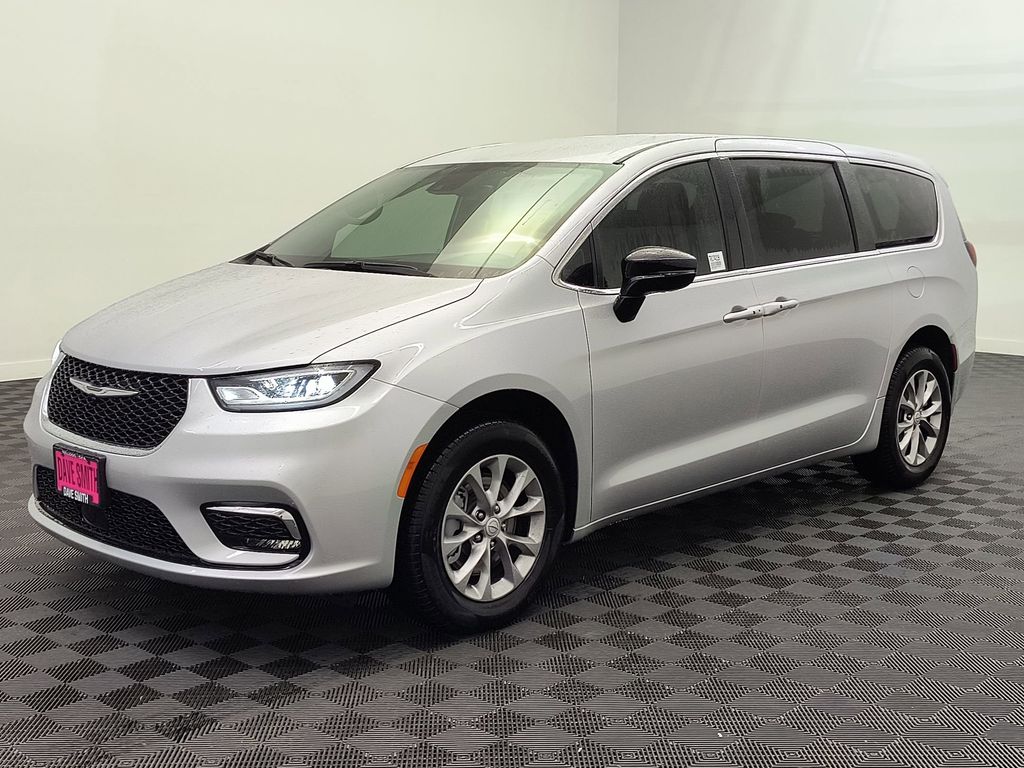 2026 Chrysler Pacifica Select's photo