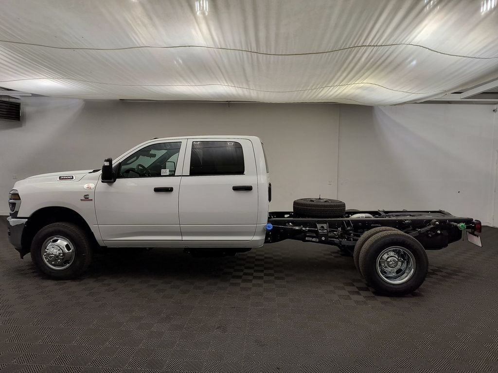New 2026 Ram 3500 Chassis Cab TRADESMAN CREW 4X4 60' CA Pickup