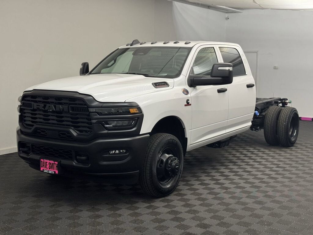 New 2025 Ram 3500 Chassis Cab 3500 TRADESMAN CREW CAB CHASSIS 4X4 60' CA Pickup