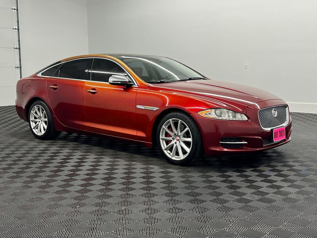 XJ Base W/ AWD Sedan