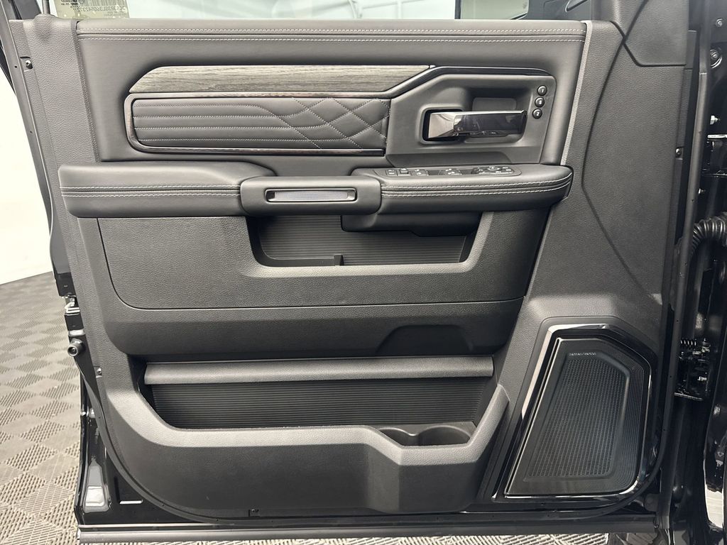 2025 RAM 3500 Limited - Photo 16