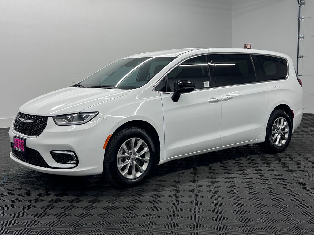 2025 Chrysler Pacifica Select AWD's photo