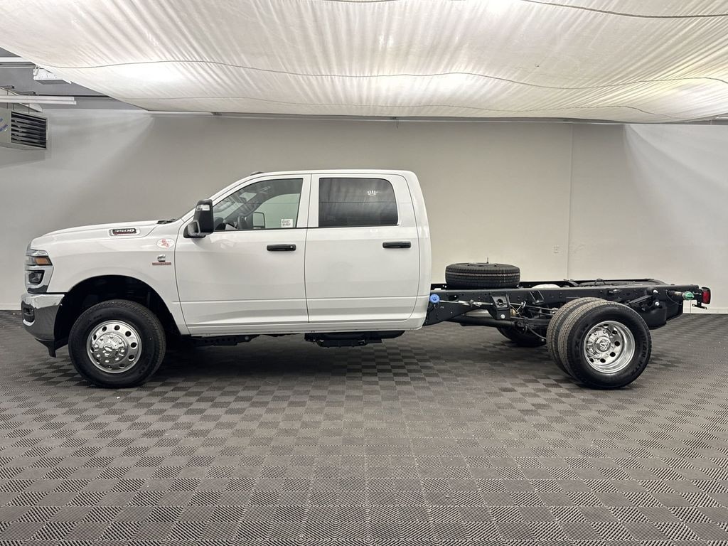 New 2025 Ram 3500 Chassis Cab 3500 TRADESMAN CREW CAB CHASSIS 4X4 60' CA Pickup