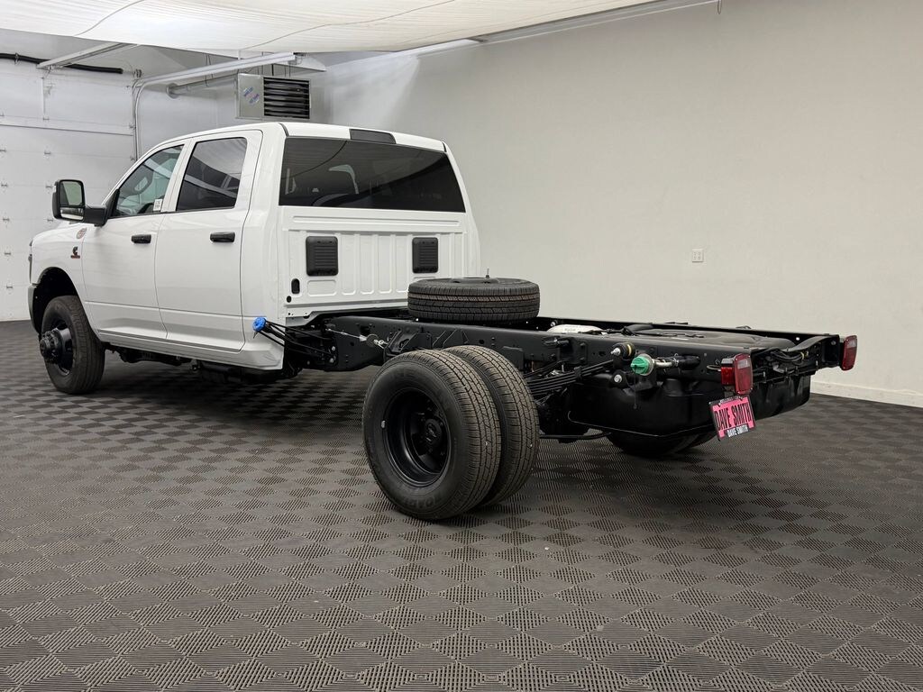 New 2026 Ram 3500 TRADESMAN CREW CAB CHASSIS 4X4 60' CA Pickup