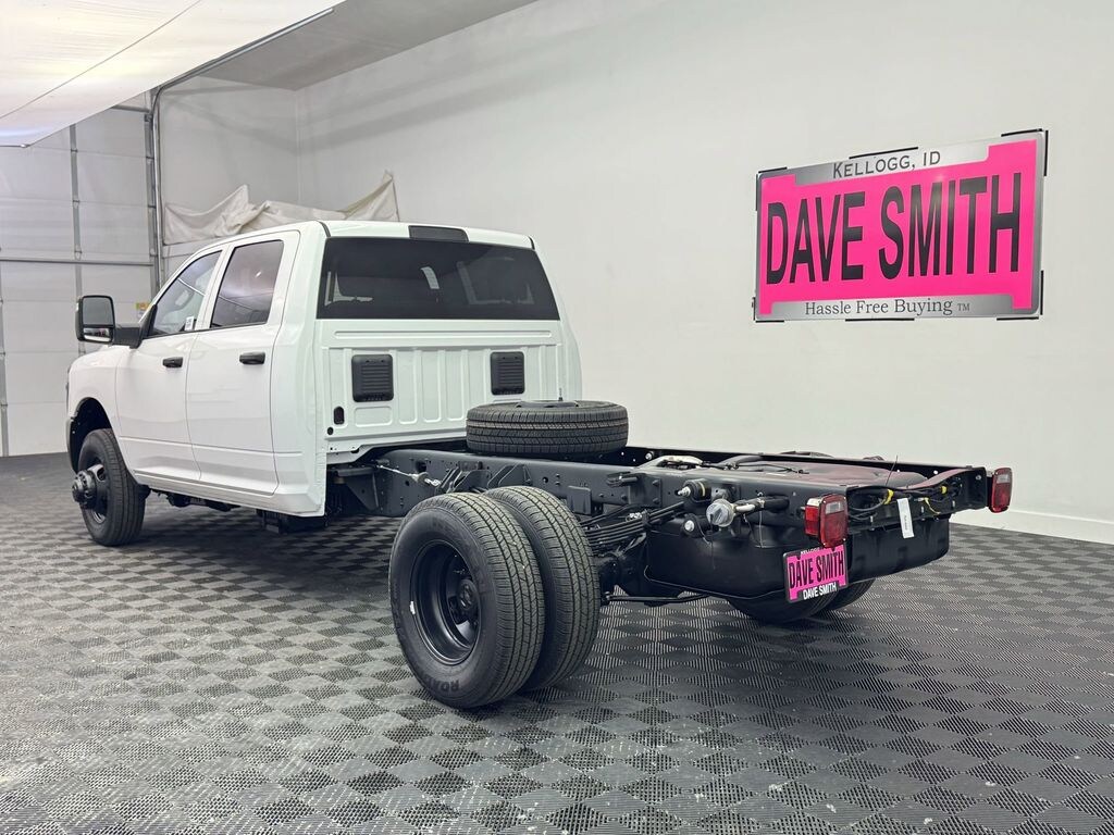 New 2025 Ram 3500 Chassis Cab 3500 TRADESMAN CREW CAB CHASSIS 4X4 60' CA Pickup