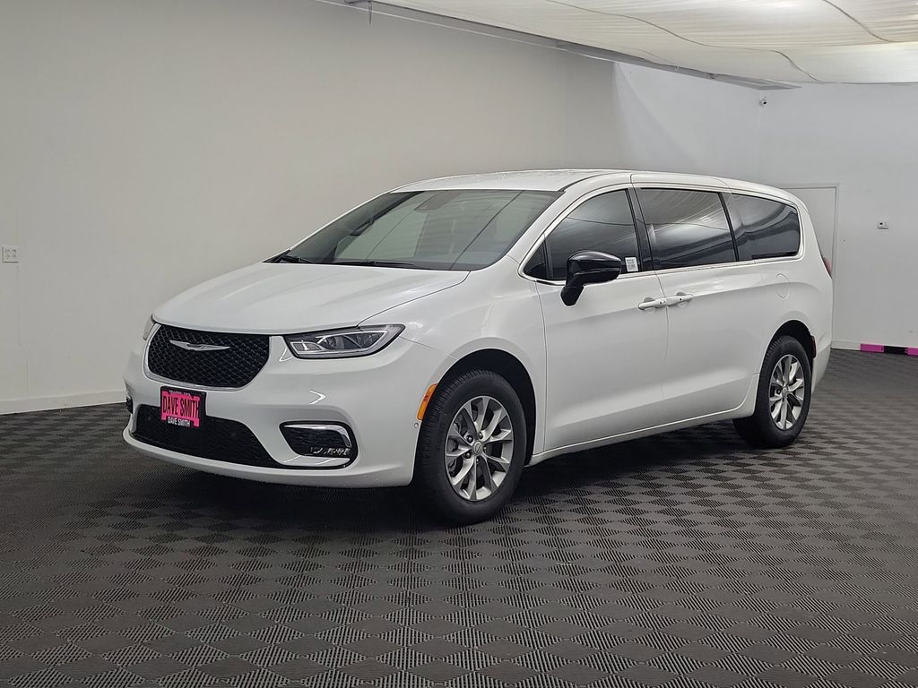 2026 Chrysler Pacifica Select's photo