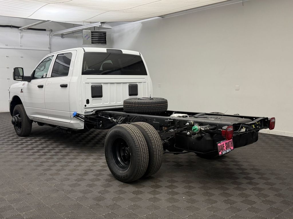 New 2026 Ram 3500 Chassis Cab TRADESMAN CREW 4X4 60' CA Pickup