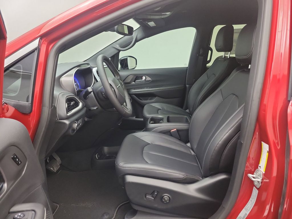 2026 Chrysler Pacifica photo 4