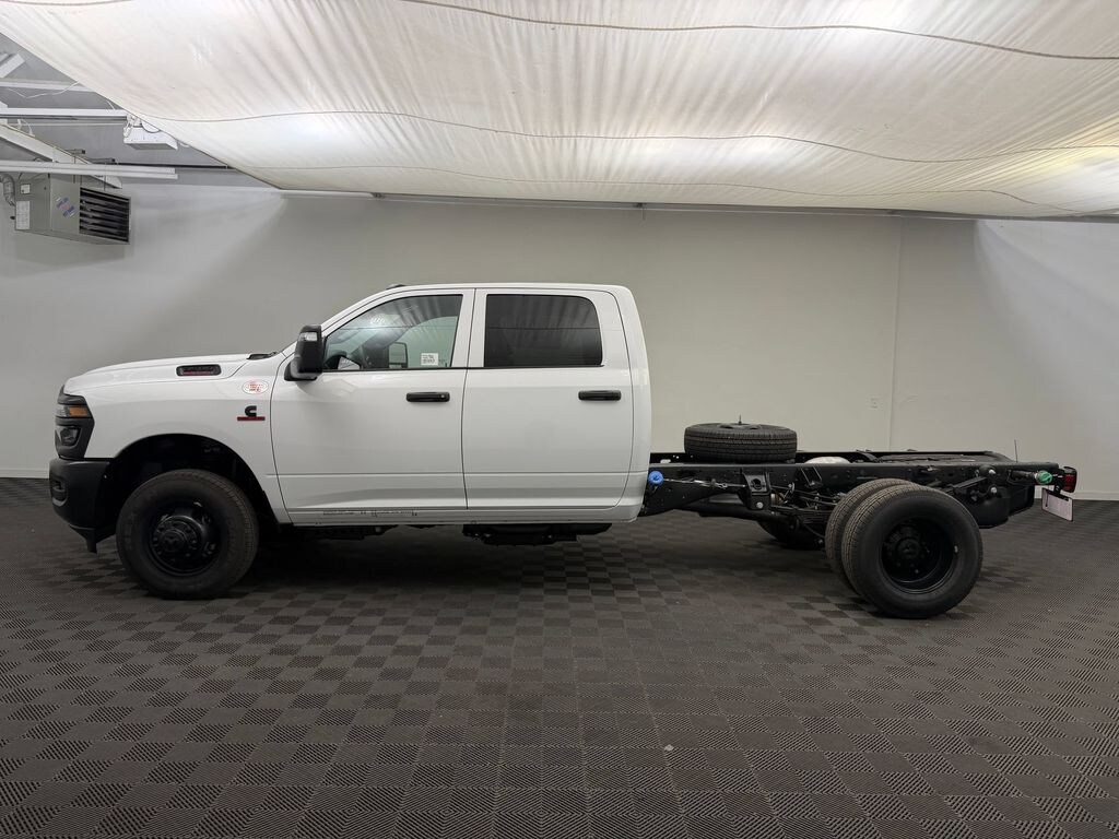 New 2026 Ram 3500 Chassis Cab TRADESMAN CREW 4X4 60' CA Pickup