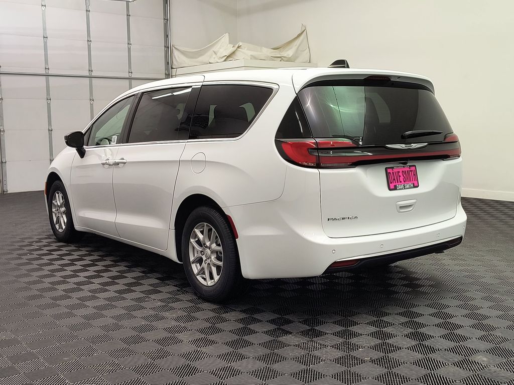 2026 Chrysler Pacifica photo 3
