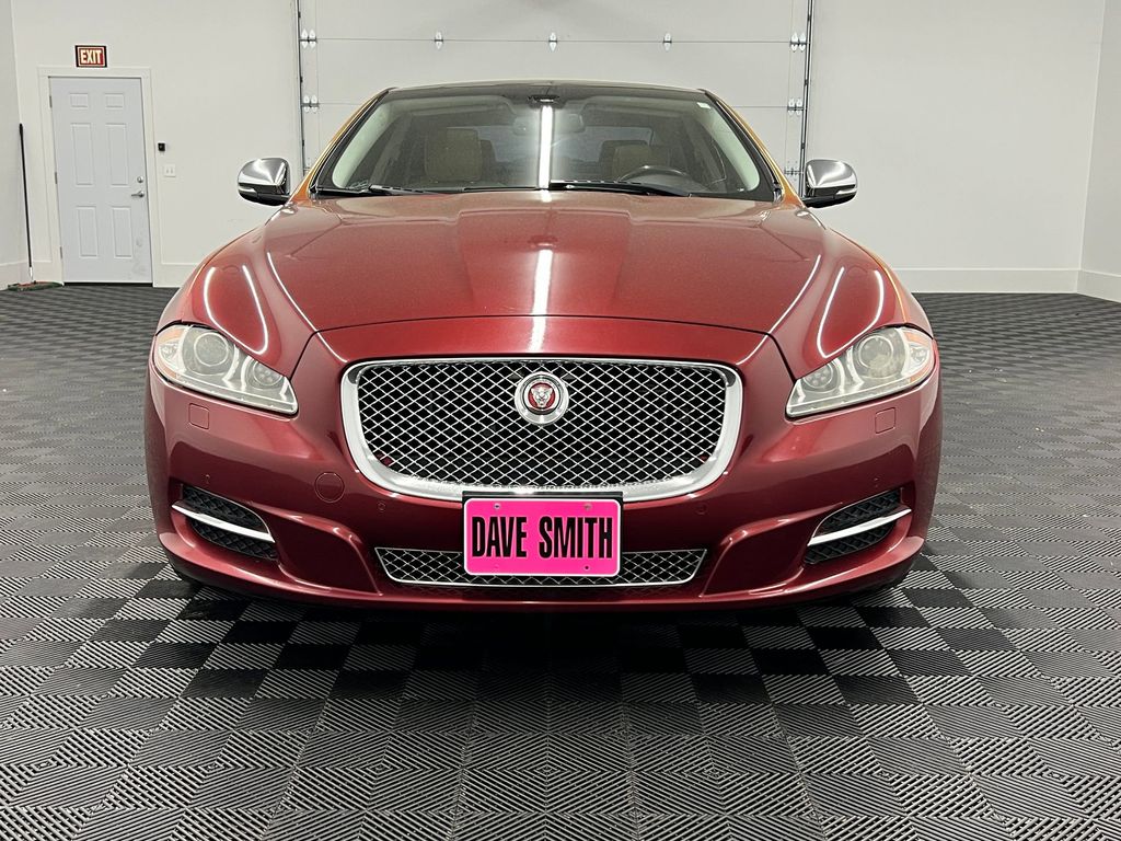 XJ Base W/ AWD Sedan