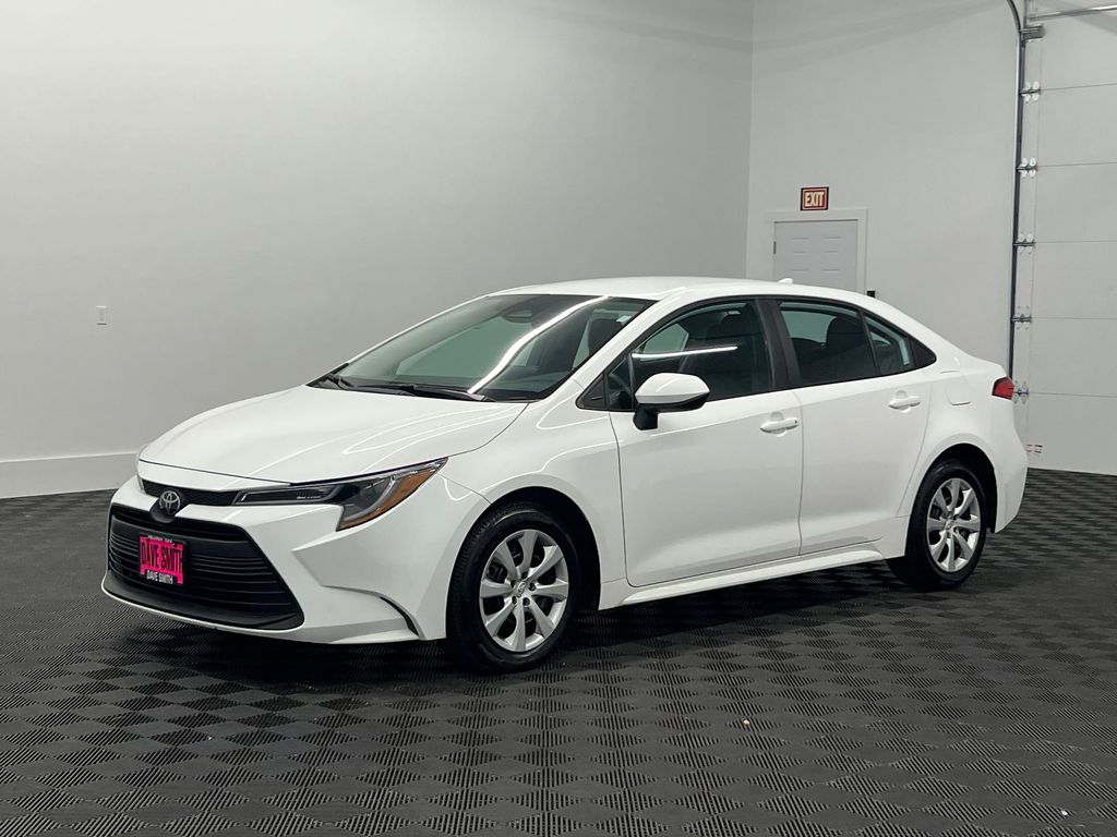 2024 Toyota Corolla LE's photo