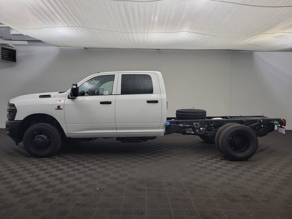 New 2025 Ram 3500 Chassis Cab 3500 TRADESMAN CREW CAB CHASSIS 4X4 60' CA Pickup