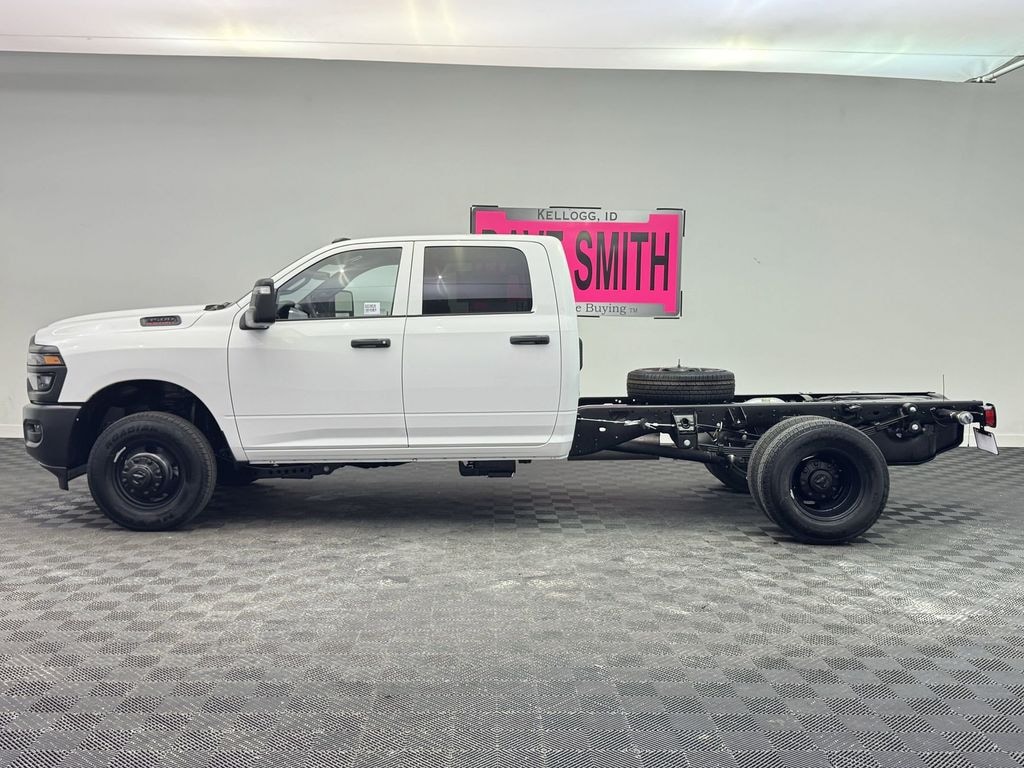 New 2025 Ram 3500 Chassis Cab 3500 TRADESMAN CREW CAB CHASSIS 4X4 60' CA Pickup