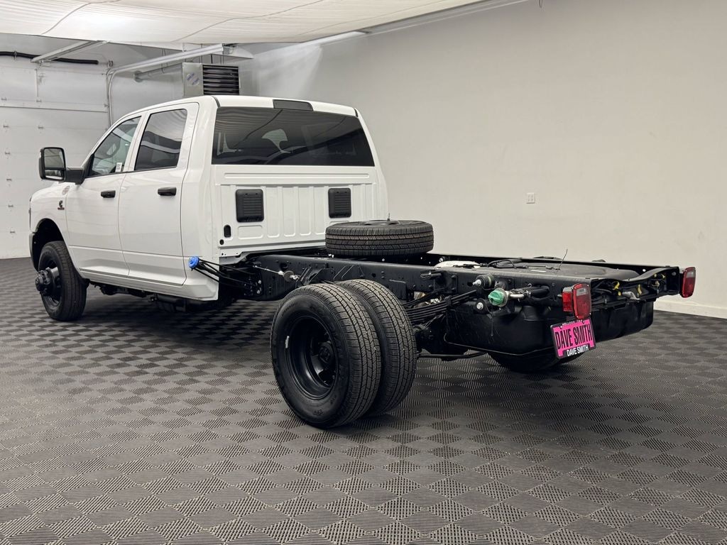 New 2025 Ram 3500 Chassis Cab 3500 TRADESMAN CREW CAB CHASSIS 4X4 60' CA Pickup