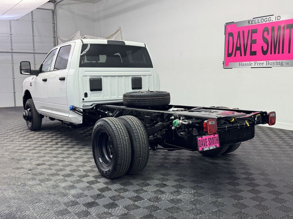 New 2025 Ram 3500 Chassis Cab 3500 TRADESMAN CREW CAB CHASSIS 4X4 60' CA Pickup