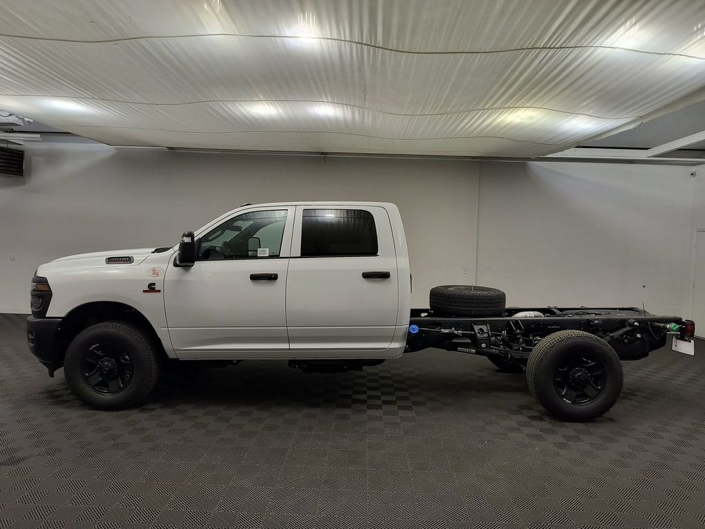 New 2026 Ram 3500 Chassis Cab TRADESMAN CREW 4X4 60' CA Pickup