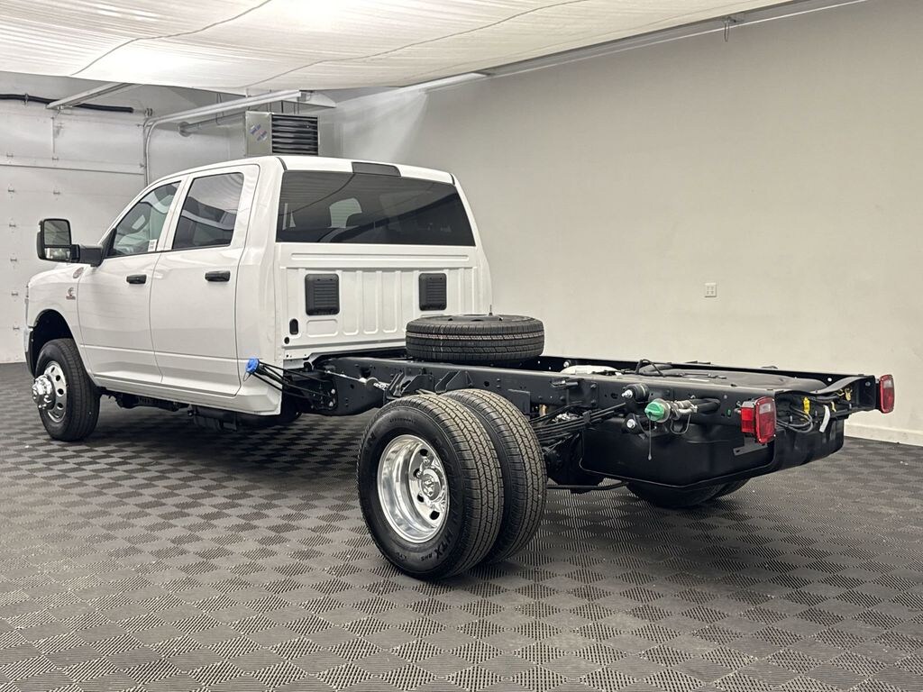 New 2025 Ram 3500 Chassis Cab 3500 TRADESMAN CREW CAB CHASSIS 4X4 60' CA Pickup