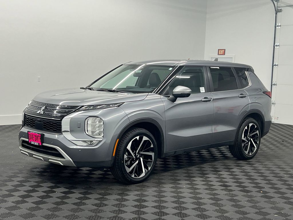 2024 Mitsubishi Outlander SE's photo