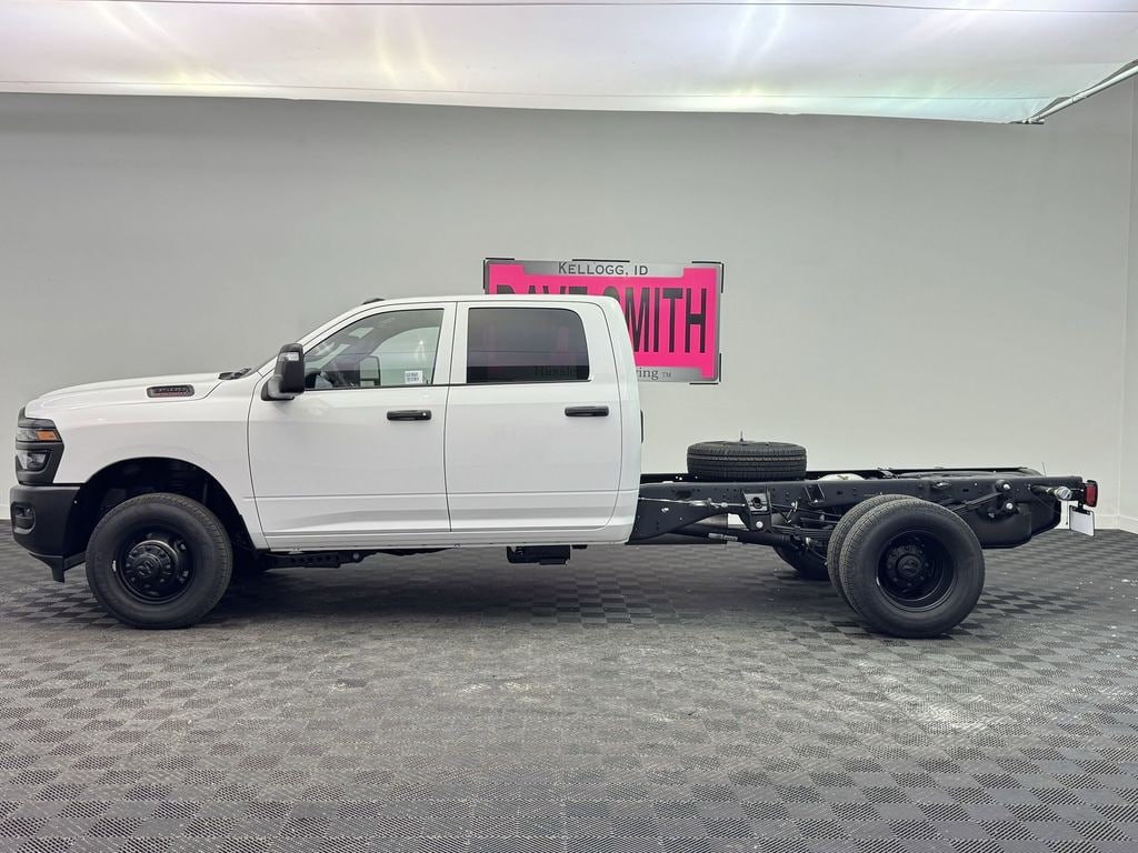 New 2025 Ram 3500 Chassis Cab 3500 TRADESMAN CREW CAB CHASSIS 4X4 60' CA Pickup