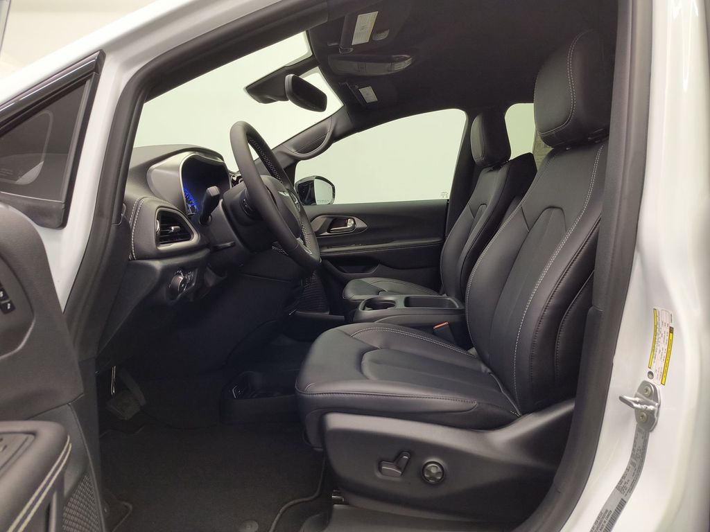 2026 Chrysler Pacifica photo 4