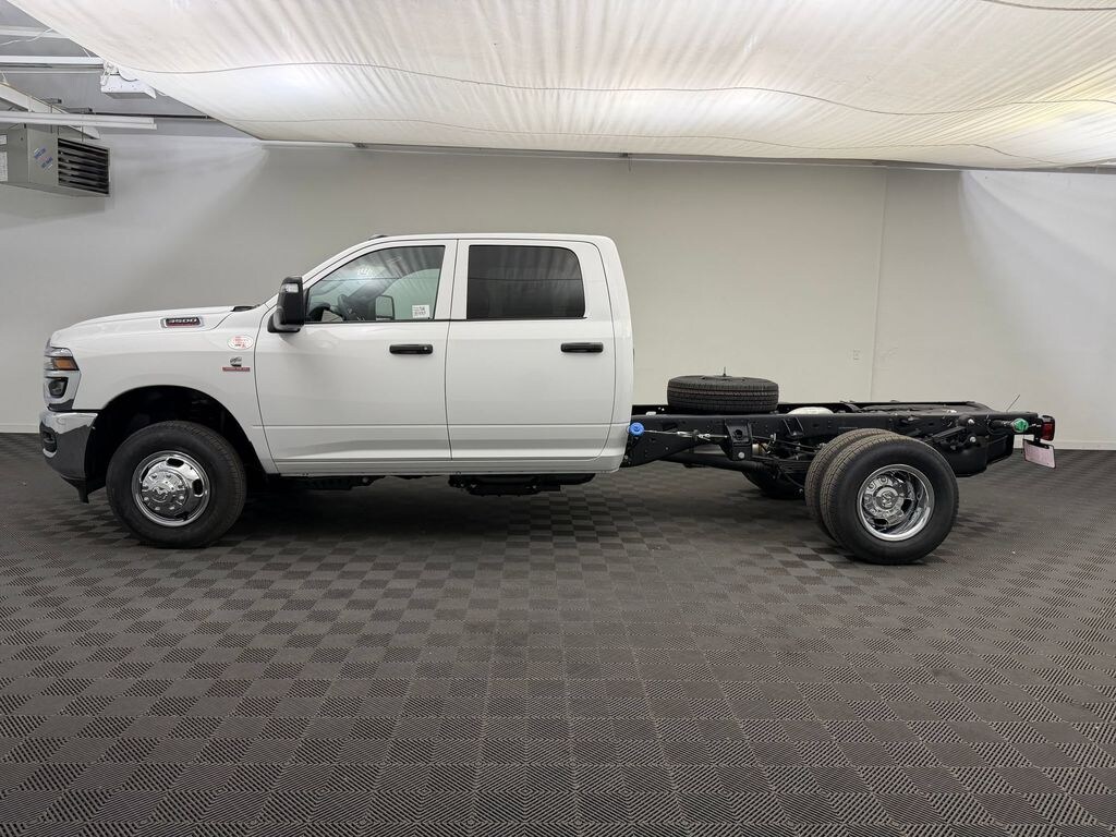 New 2026 Ram 3500 Chassis Cab TRADESMAN CREW 4X4 60' CA Pickup
