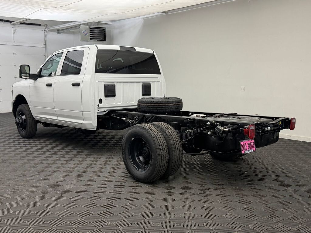 New 2026 Ram 3500 TRADESMAN CREW CAB CHASSIS 4X4 60' CA Pickup