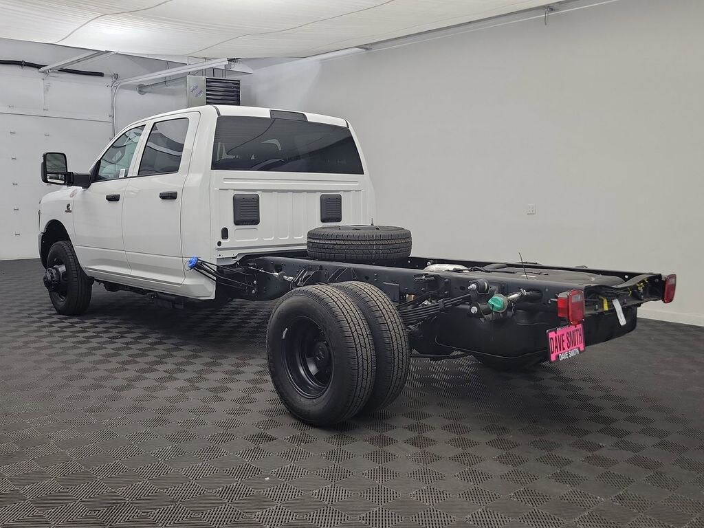 New 2025 Ram 3500 Chassis Cab 3500 TRADESMAN CREW CAB CHASSIS 4X4 60' CA Pickup