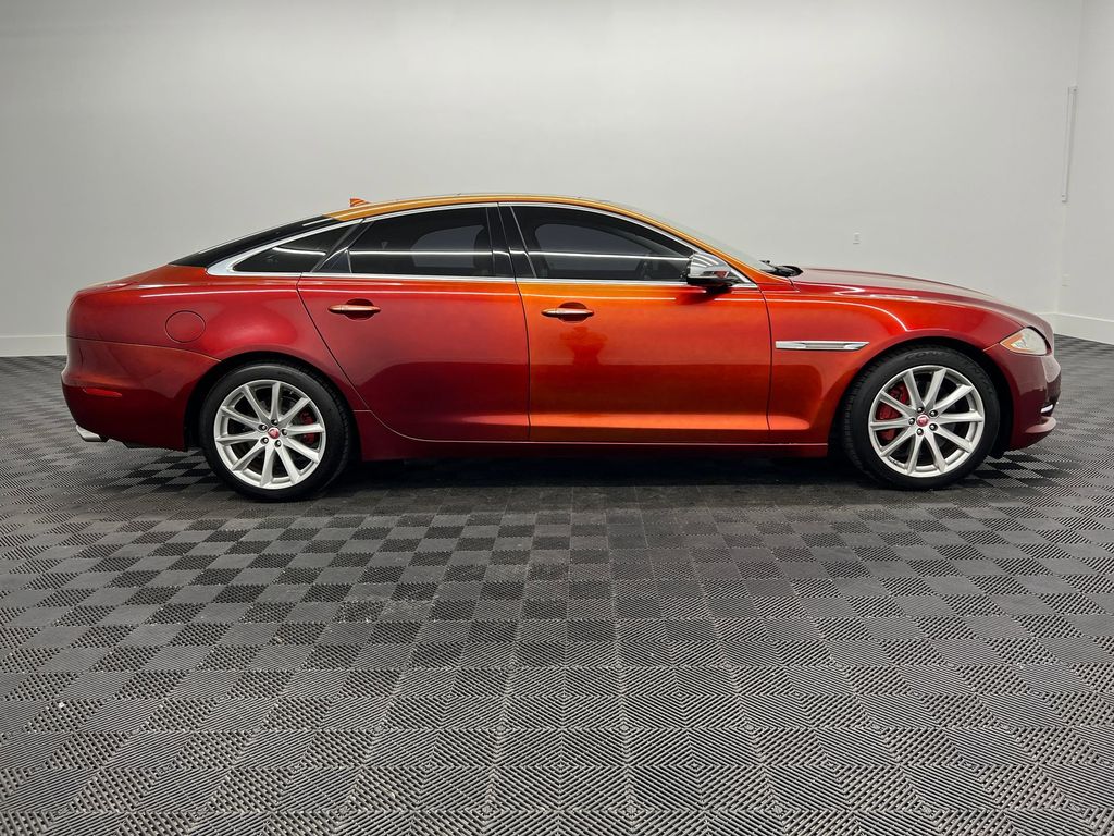 XJ Base W/ AWD Sedan