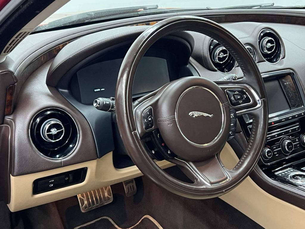 XJ Base W/ AWD Sedan