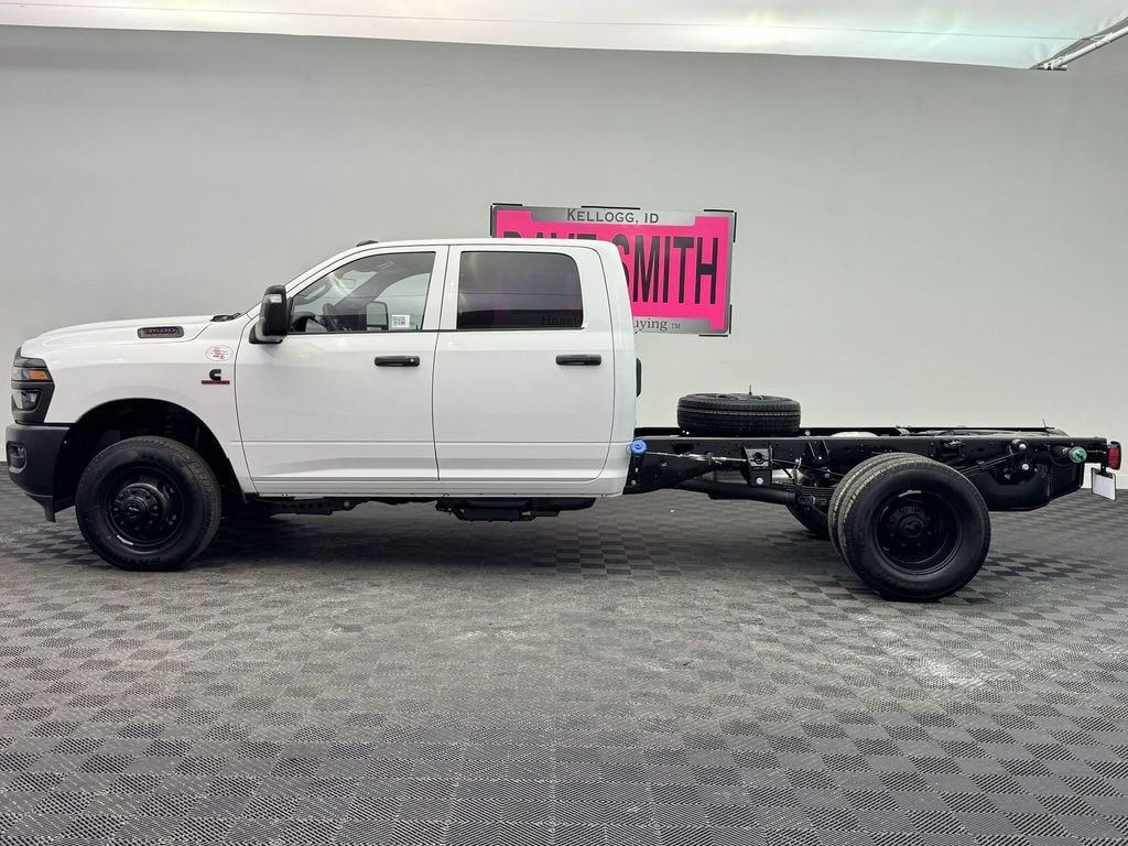 New 2025 Ram 3500 Chassis Cab 3500 TRADESMAN CREW CAB CHASSIS 4X4 60' CA Pickup