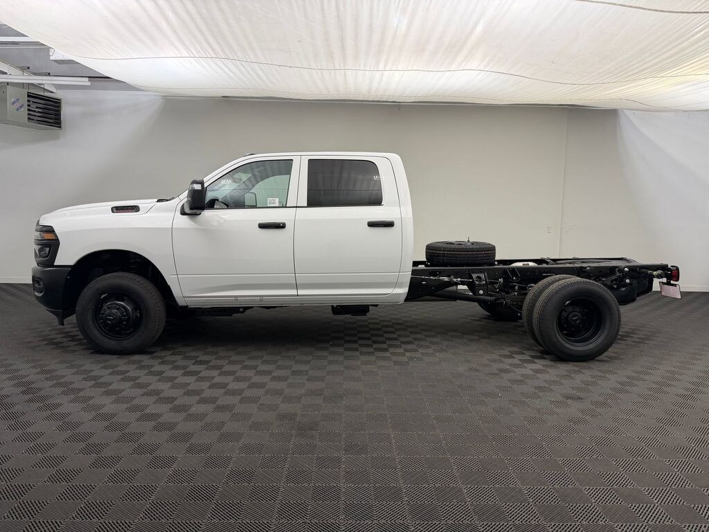 New 2026 Ram 3500 TRADESMAN CREW CAB CHASSIS 4X4 60' CA Pickup