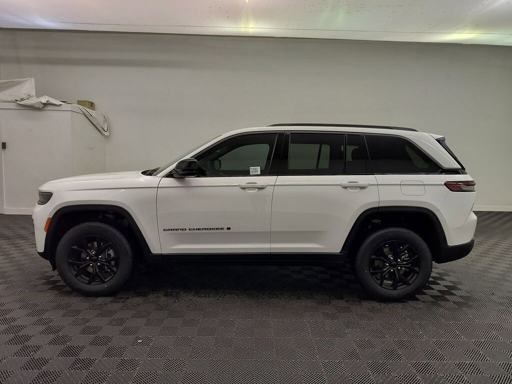 New 2026 Jeep Grand Cherokee LAREDO ALTITUDE 4X4 Sport Utility